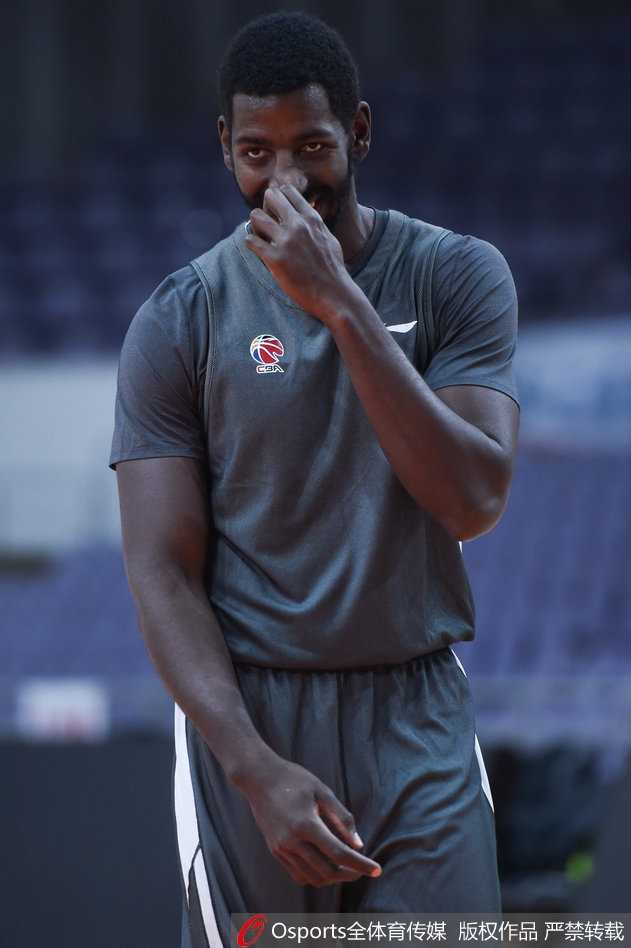 易建联率广东众将埋头苦练,静待第十四轮常规赛恶战 广东队外援尼克尔森在底角接球跳投,阿联在身后注视,两人配合日渐默契。