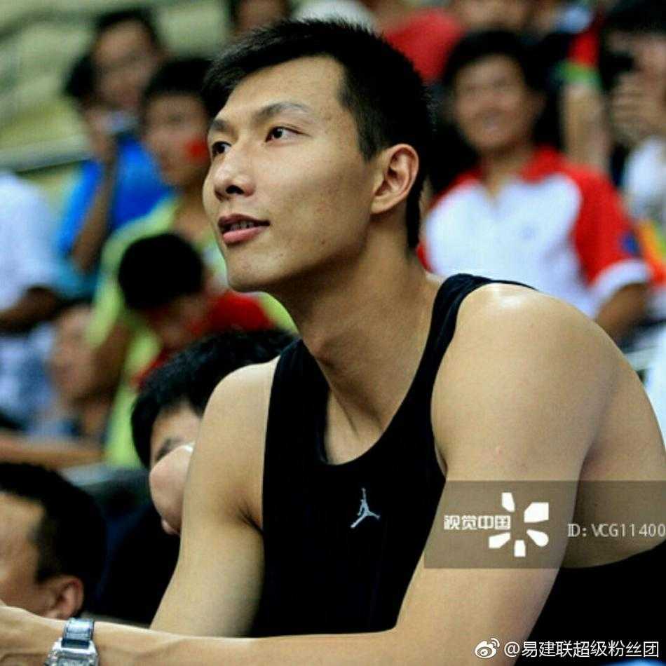 易建联的千百面:从奶爸到旗手,哪一面最让你心动? 海报上的易建联目光如炬,充满力量感,仿佛在向世界宣告中国篮球的不屈精神。