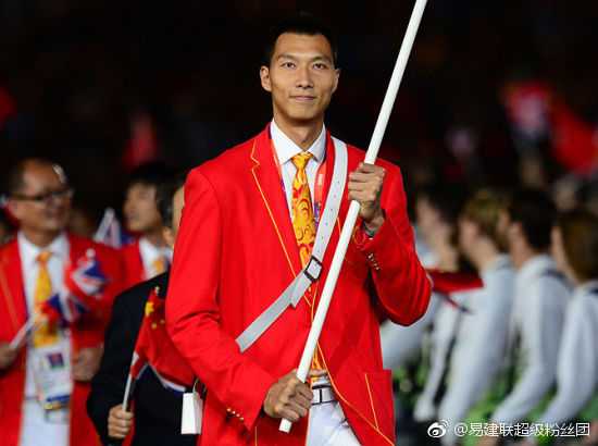 易建联的千百面:从奶爸到旗手,哪一面最让你心动? 易建联作为中国代表团旗手高举国旗步入奥运赛场,神情庄严,身姿挺拔,是无数人心中的英雄瞬间。