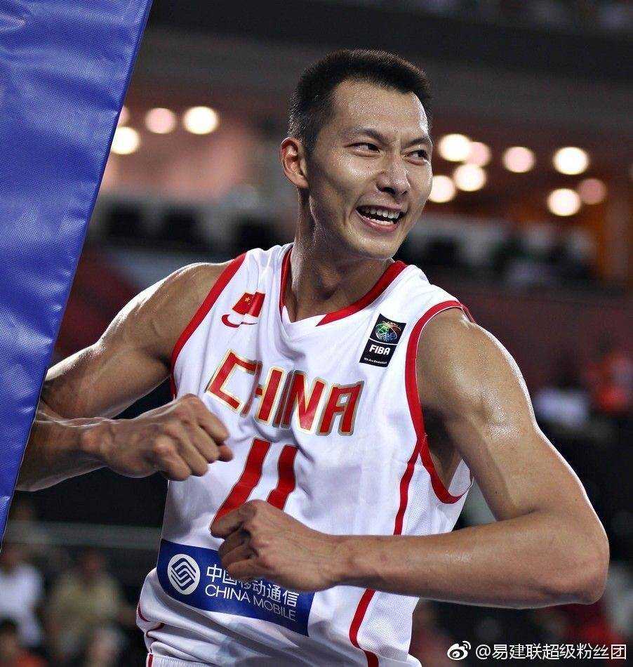 易建联的千百面:从奶爸到旗手,哪一面最让你心动? 易建联与妻子荆灵的恩爱合影,两人低调相守多年,眼神中充满对彼此的信任与爱意。