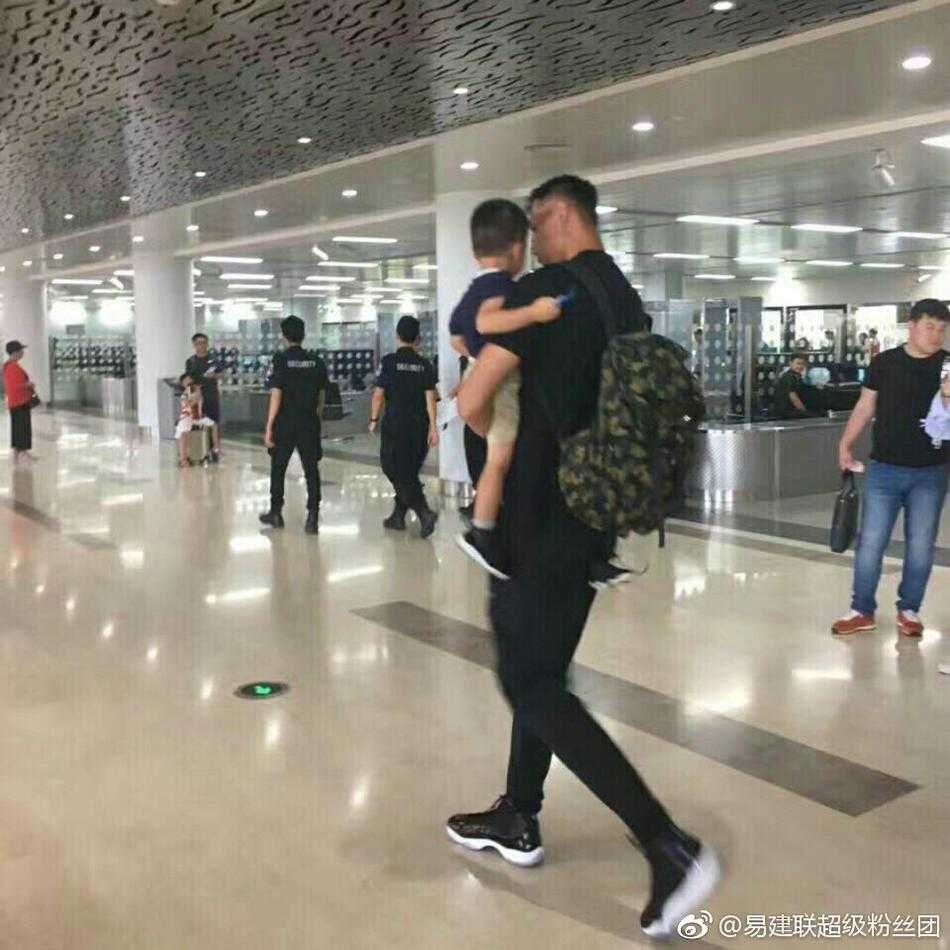 易建联的千百面:从奶爸到旗手,哪一面最让你心动? 易建联化身温柔奶爸,怀抱儿子时眼神里满是宠溺,铁汉柔情的一面尽显无遗。