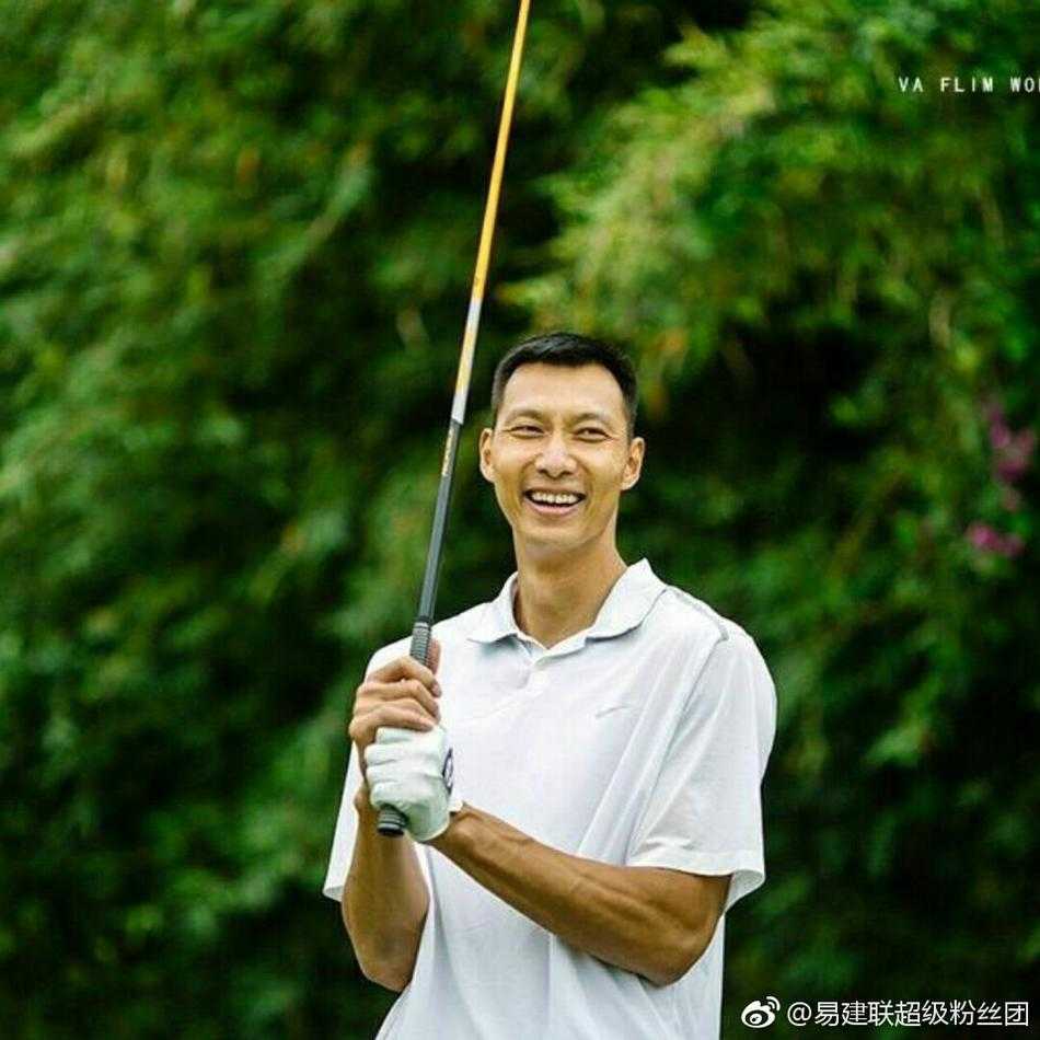 易建联的千百面:从奶爸到旗手,哪一面最让你心动? 运动场下的易建联展现搞怪一面,表情夸张地与队友互动,展现了他幽默风趣的性格。