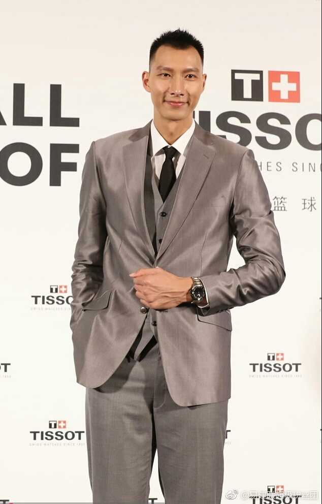 易建联的千百面:从奶爸到旗手,哪一面最让你心动? 西装革履的易建联出席正式活动,剪裁得体的西装衬托出他挺拔的身姿与成熟稳重的气质。