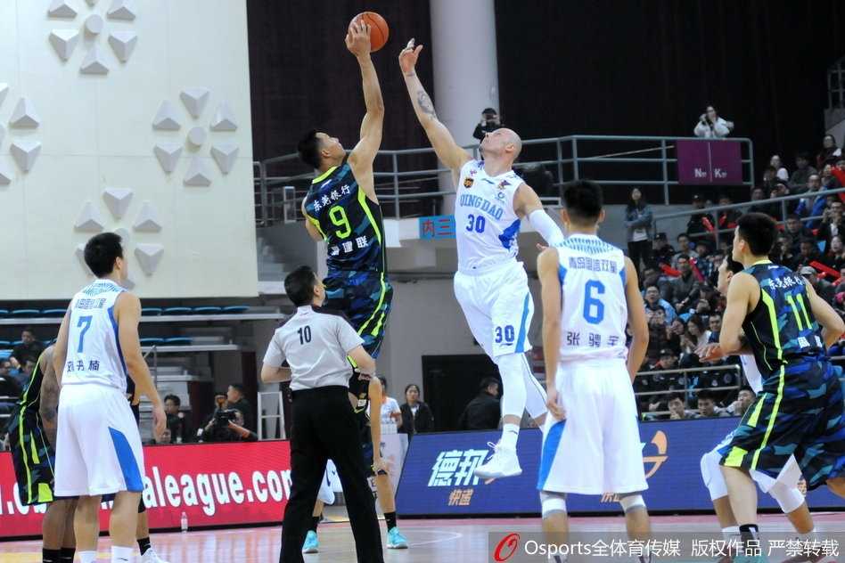 易建联超级两双统治赛场,广东客场惊魂三分险胜青岛 周鹏底角接球稳稳出手,三分精准命中空心入网,为广东队末节反扑吹响号角