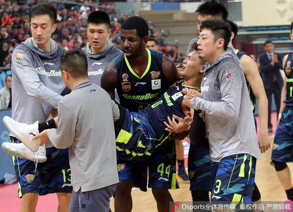 易建联超级两双统治赛场,广东客场惊魂三分险胜青岛 赵睿持球加速突破,如利刃般撕开青岛队防线,但随后不久他便因伤遗憾离场