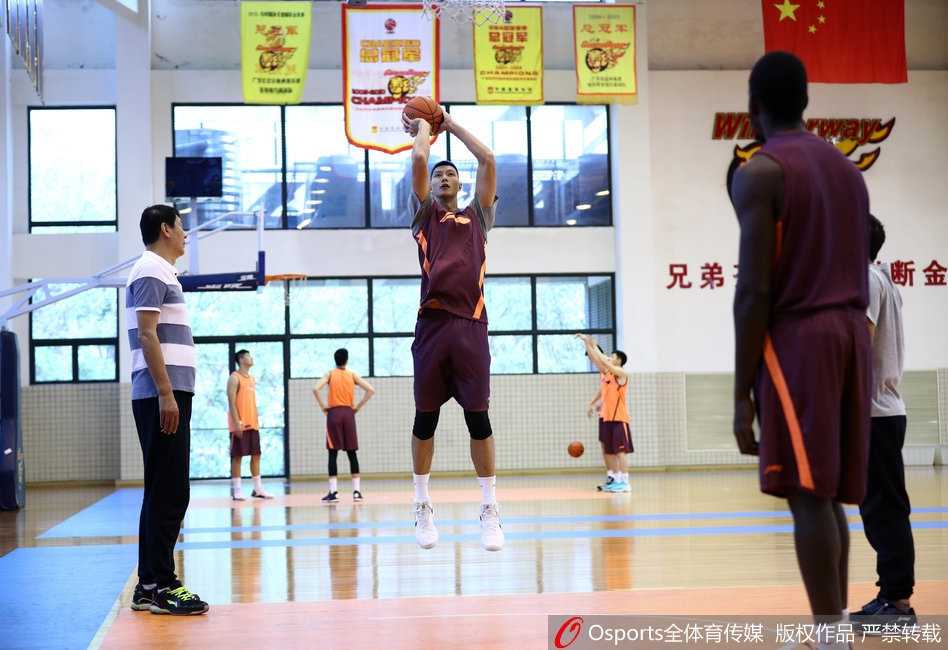 易建联领衔广东队厉兵秣马,新赛季誓言重振华南虎雄风 力量房内,易建联正在进行核心力量训练,肌肉线条分明,展现出了极强的身体素质和职业态度。