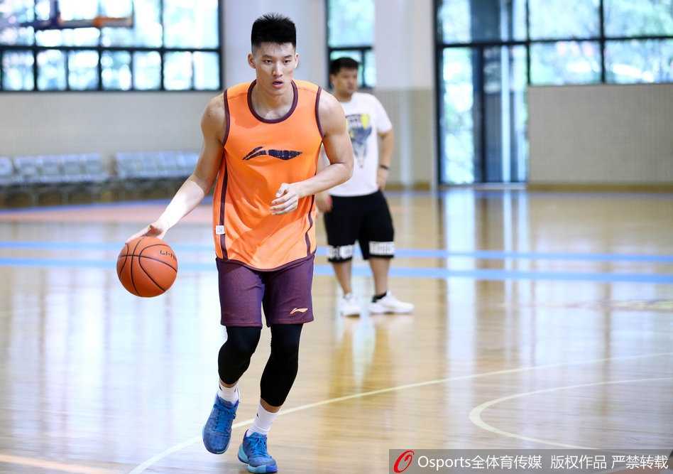 易建联领衔广东队厉兵秣马,新赛季誓言重振华南虎雄风 年轻后卫胡明轩在训练中突破上篮,动作灵巧迅速,他是广东队未来后卫线上的希望之星。
