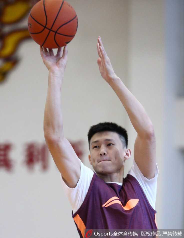 易建联领衔广东队厉兵秣马,新赛季誓言重振华南虎雄风 训练间隙,易建联与队友周鹏交流战术心得,两人神情严肃,作为老将他们承担着引领球队的重任。