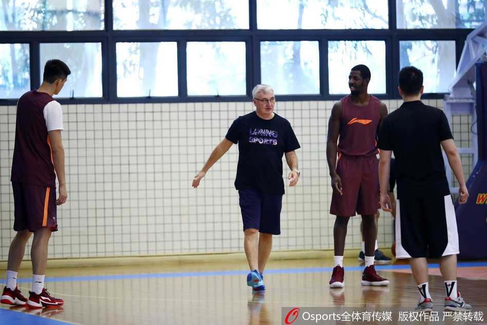 易建联领衔广东队厉兵秣马,新赛季誓言重振华南虎雄风 广东宏远全队在进行放松拉伸,夕阳透过窗户洒在球员们身上,映照出一张张坚毅而充满信心的脸庞。
