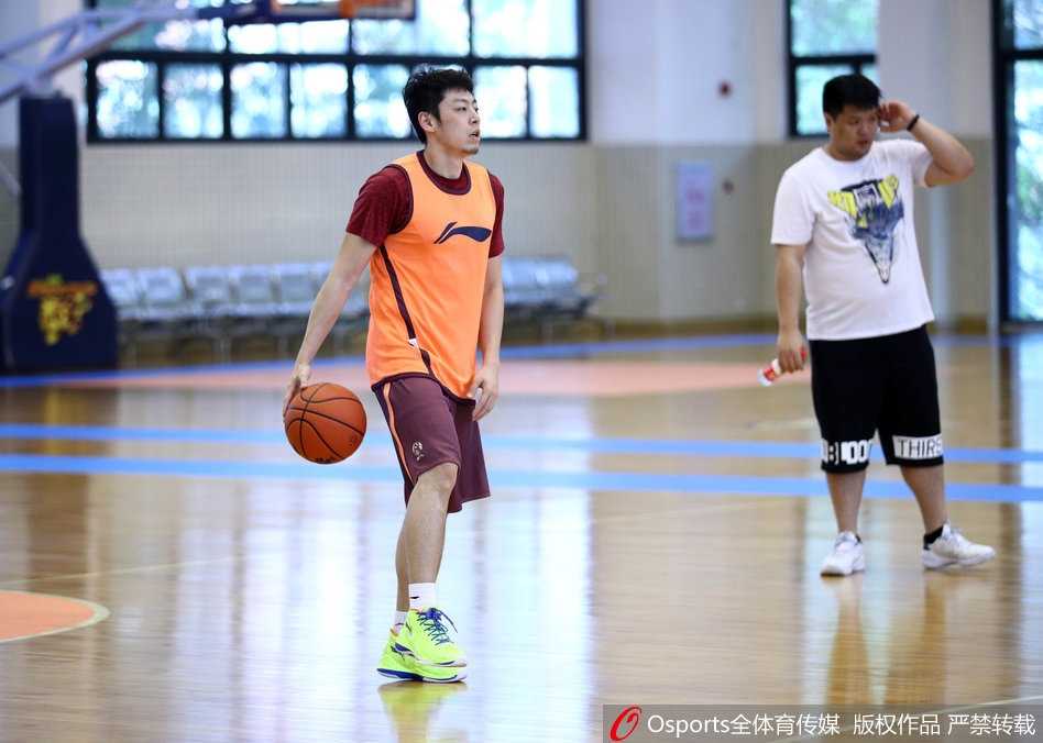易建联领衔广东队厉兵秣马,新赛季誓言重振华南虎雄风 易建联在训练馆中神情专注,汗水湿透了球衣,眼神中透露出对胜利的无比渴望。