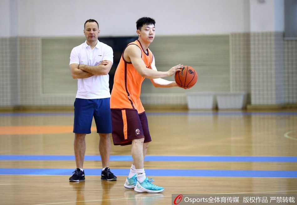 易建联领衔广东队厉兵秣马,新赛季誓言重振华南虎雄风 广东队训练课上,队员们正在进行激烈的攻防对抗,场上气氛紧张而热烈,仿佛一场真实的比赛。