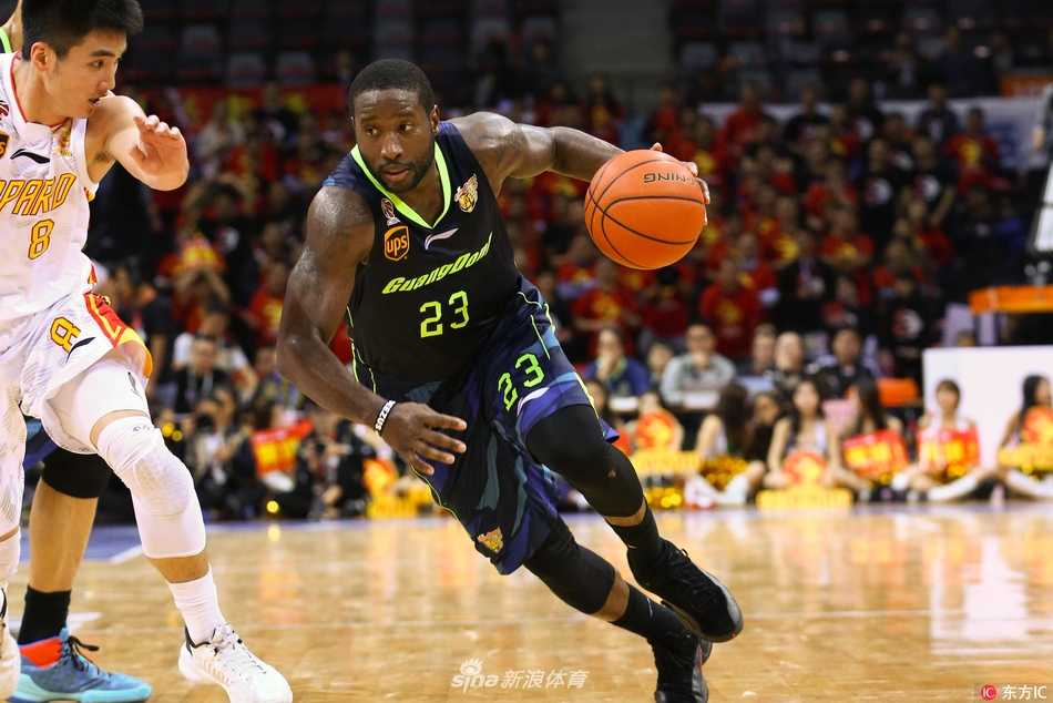 斯隆与奇才核心约翰-沃尔在训练中有说有笑，两位顶级控卫正在交流心得，斯隆将作为沃尔的替补，在新赛季为奇才的后场提供有力支持。