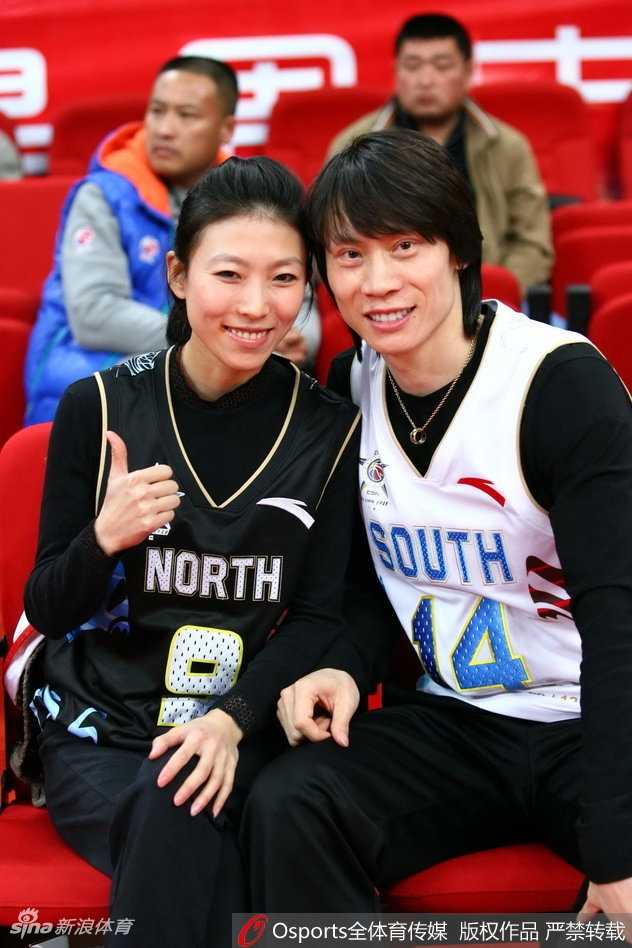 孙悦在完成一次精彩上篮后，目光不经意间飘向场边的妻子陈露所在的方向，这一刻球场上的硬汉与看台上的柔情隔空交汇。