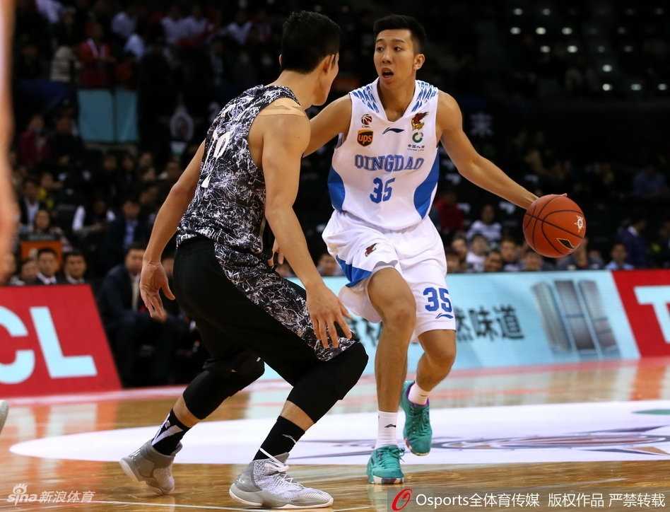 星耀鹏城,锐不可当:南北新星联队力克清华北大劲旅 北京大学的张宁持球强行突破,他的眼神坚毅,肌肉线条在对抗中绷紧,面对防守悍将毫无惧色,将校园篮球的强硬带到职业赛场。