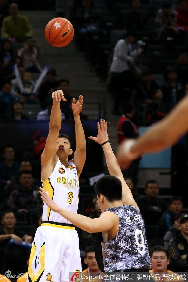 星耀鹏城,锐不可当:南北新星联队力克清华北大劲旅 新疆队的阿不都沙拉木在拼抢中倒地,但他没有丝毫犹豫,第一时间将球紧紧抱在怀中,眼神里满是对胜利的渴望。