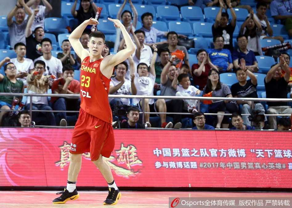 春城激荡青春风暴 男篮红队逆转波斯铁骑终获首胜 翟晓川在快攻中如同出鞘的利剑,高高跃起面对伊朗防守球员,以一记势大力沉的单手劈扣宣示着中国男篮反攻的号角。