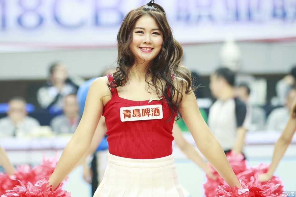 表演结束后，一位啦啦宝贝回眸看向镜头，额前的碎发被汗水打湿，却遮不住她眼中闪耀的光芒，背景是模糊的赛场灯光，这一刻，她是赛场上最动人的焦点