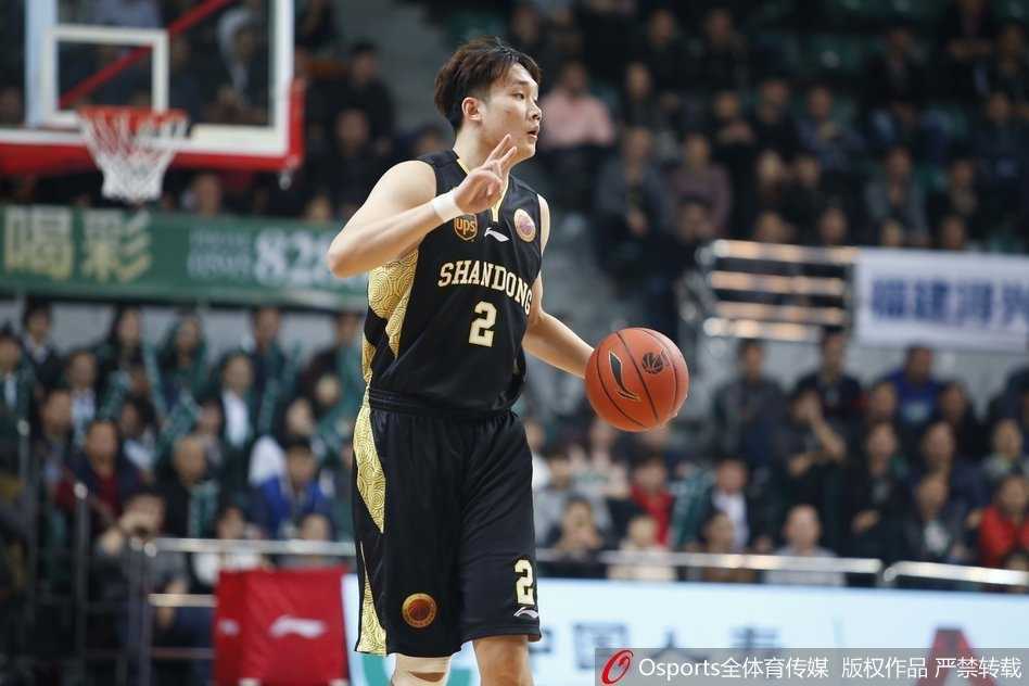 晋江惊现三分雨,福建浔兴主场掀翻山东高速 内线悍将孙喆用一记势大力沉的单手劈扣宣告了福建队在内线的存在感,他的暴力美学让整个球馆为之沸腾,彻底压制了山东队反扑的气焰。