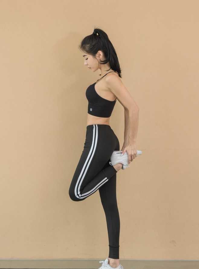 疾速奔跑中的黑衣少女，发丝随风飞扬，黑色的运动服紧紧贴合着她流畅的身体曲线，仿佛一只在丛林中穿梭的黑豹，充满了原始的野性与速度感。