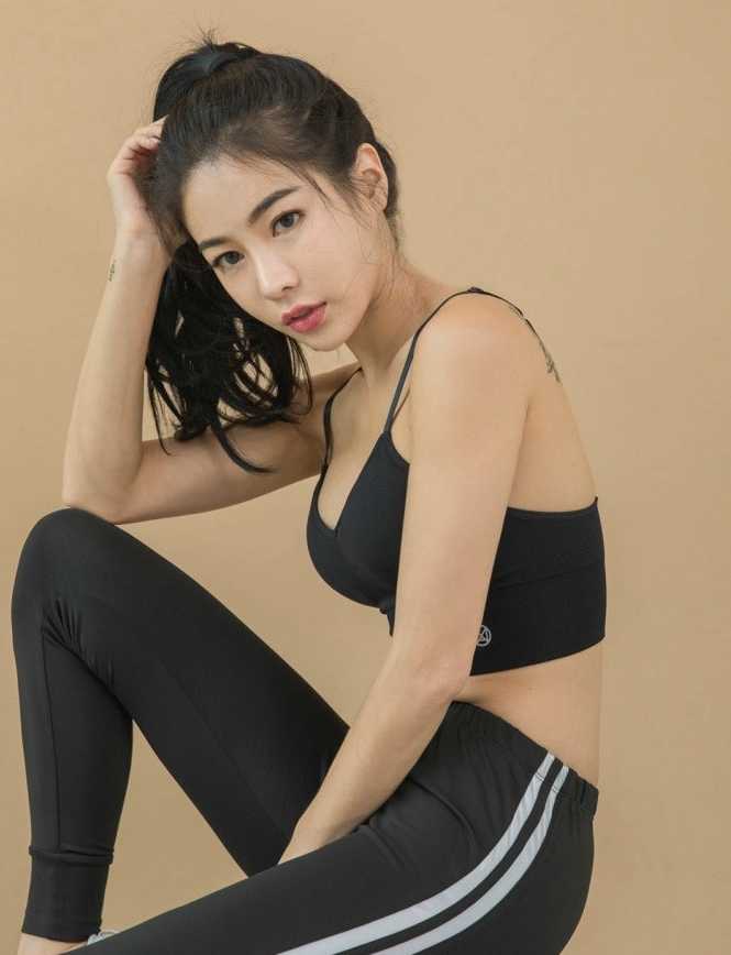 黄昏的训练场上，黑色运动装的女主角正在进行拉伸，柔和的夕阳勾勒出她挺拔的身姿，汗水浸湿了衣领，却掩不住眼神中对胜利的渴望。