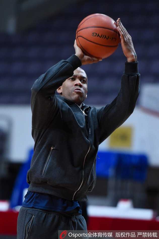 最后一季的全神贯注:马布里率北控男篮全力冲刺 马布里在训练中突破防线,尽管只是队内对抗,但他变向突破的动作依旧犀利,仿佛回到巅峰时期
