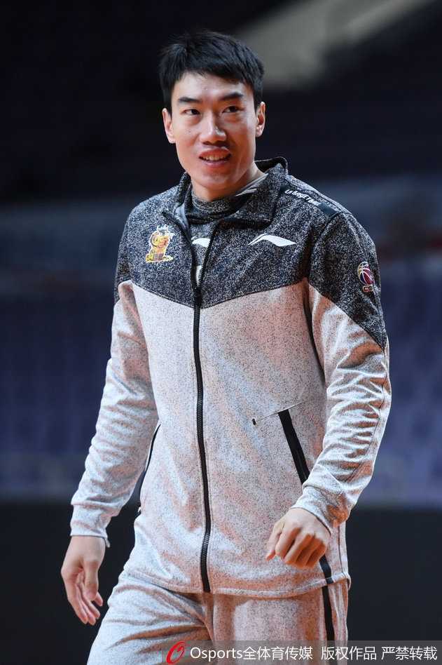 最后一季的全神贯注:马布里率北控男篮全力冲刺 马布里目光如炬,在训练间隙凝视篮筐,额头上的汗珠折射出他备战第18轮的专注与决心