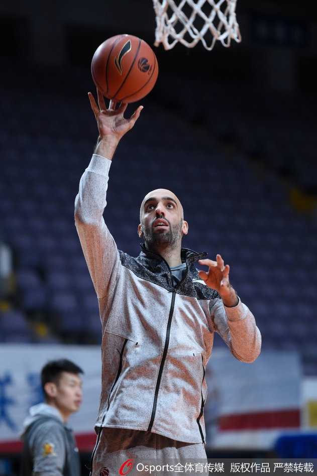 最后一季的全神贯注:马布里率北控男篮全力冲刺 马布里在投篮训练后捡起篮球,手臂肌肉线条分明,眼神中透露出对胜利的执着与坚定