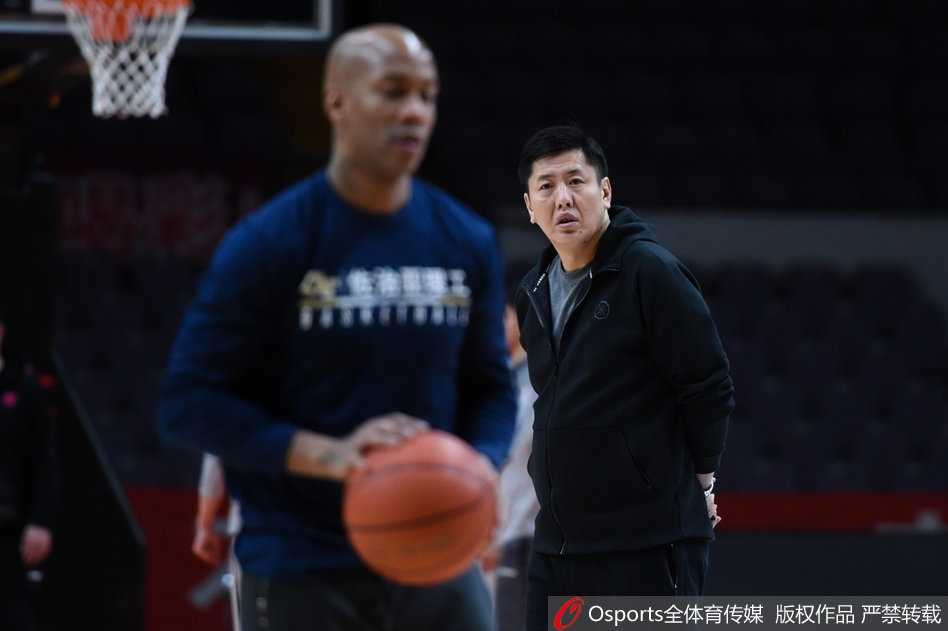 最后一季的全神贯注:马布里率北控男篮全力冲刺 马布里在教练组旁边听战术布置,双手叉腰神情严肃,他的存在让北控队在关键时刻有了最可靠的定海神针