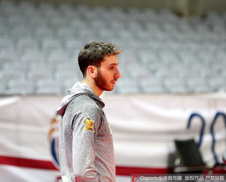 训练结束后，马布里席地而坐，与队友谈笑风生，夕阳透过窗户洒在他身上，勾勒出一幅宁静而温暖的告别画面。