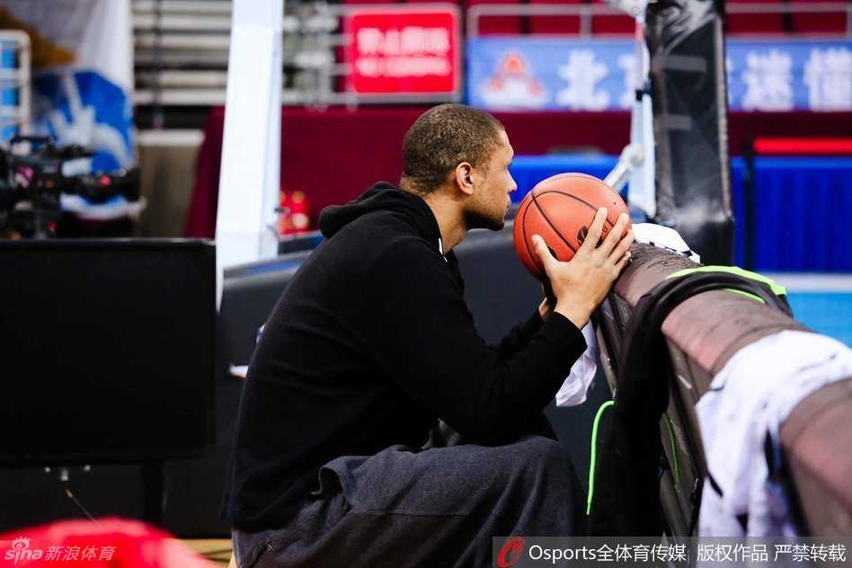 最后的坚持与崭新的征程:北京篮球的那个动荡夏天 独自坐在场边的莫里斯,眼神望向远方,仿佛在与过去四年的辉煌时光做无声的告别,板凳的倒影拉长了他内心的孤寂与坚定。