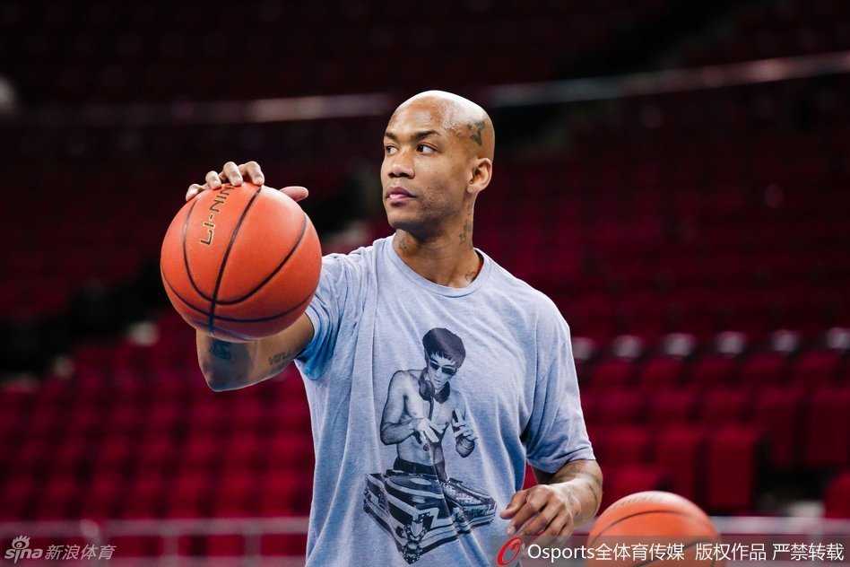 最后的坚持与崭新的征程:北京篮球的那个动荡夏天 孙悦在训练中不经意地挠了挠头,这个俏皮的小动作捕捉到了大圣私下里可爱的一面,也冲淡了训练馆里紧张严肃的气氛。