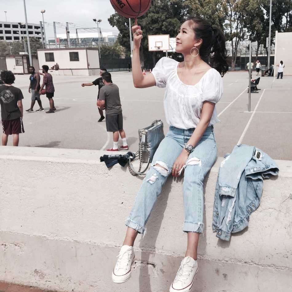 最美双语篮球主播周玲安:颜值与才华并存的跨界女神 周玲安身着干练西装,面带自信微笑,展现出知性优雅的职业女性魅力,眼神中透露出对采访的专注与热情。