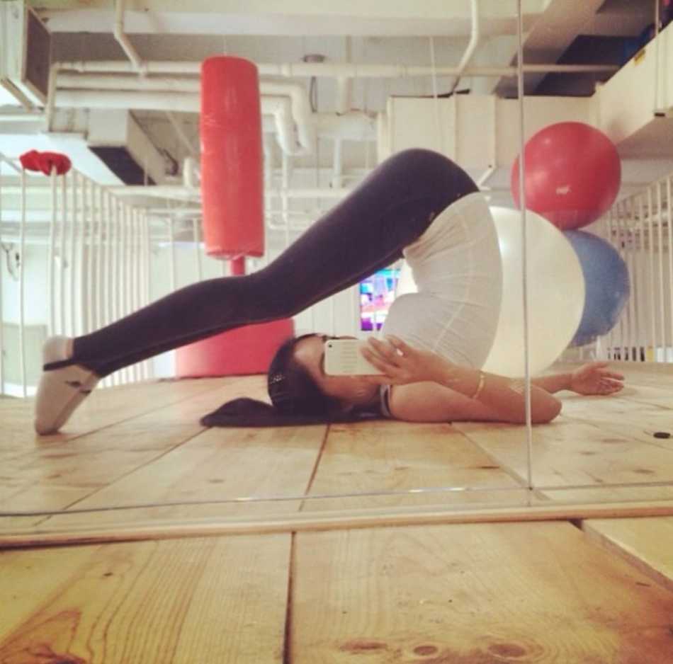 最美双语篮球主播周玲安:颜值与才华并存的跨界女神 周玲安在赛场边进行采访,一袭黑色修身连衣裙搭配干练马尾,完美勾勒出高挑身材,聚精会神地聆听球员回答,尽显专业风采。