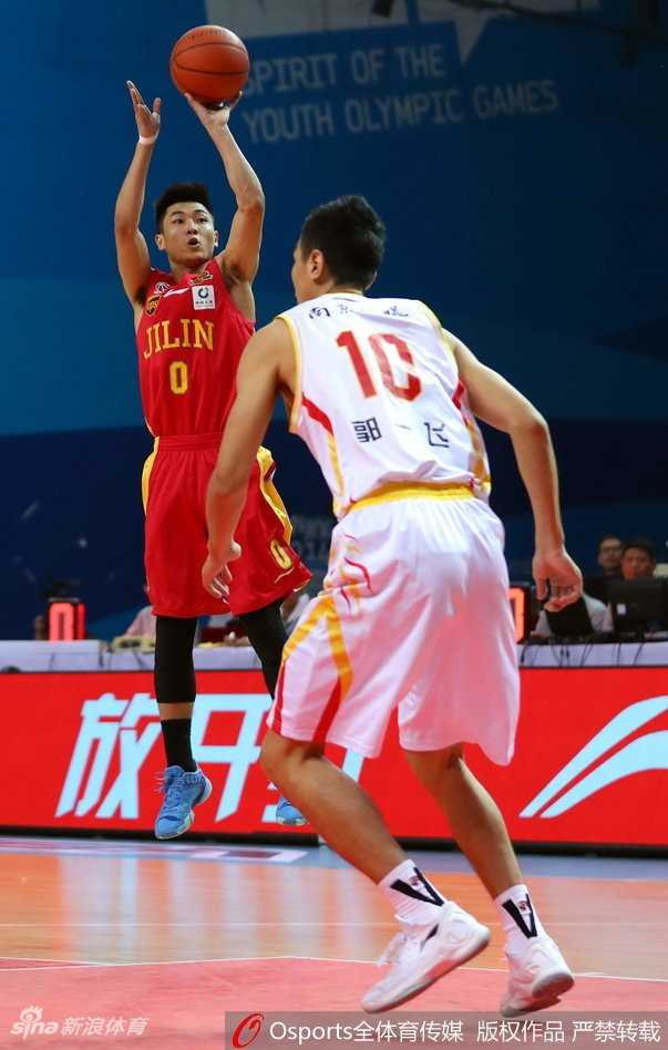 末节三分雨惊涛逆转 同曦主场力擒吉林迎首胜 同曦队进攻瞬间,巴赫拉米卡住防守球员位置,高高跃起准备摘下关键篮板球