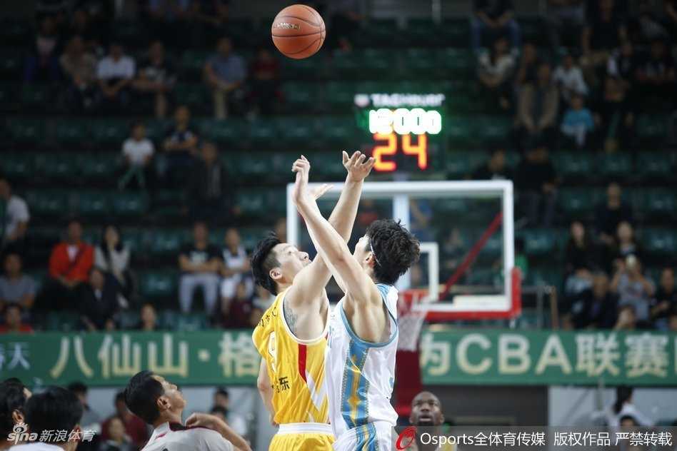 末节惊魂!福建主场遭同曦三分雨逆转,王哲林独木难支吞三连败 福建核心王哲林内线背身单打,他用梦幻脚步晃开防守后勾手投篮,眼神中透露出对胜利的无限渴望