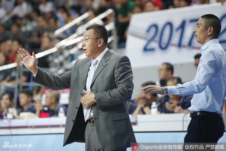 末节惊魂!福建主场遭同曦三分雨逆转,王哲林独木难支吞三连败 福建外援史密斯在三人围堵下腾空上篮,滞空中寻找出手机会,展现小个子球员的胆识与技巧