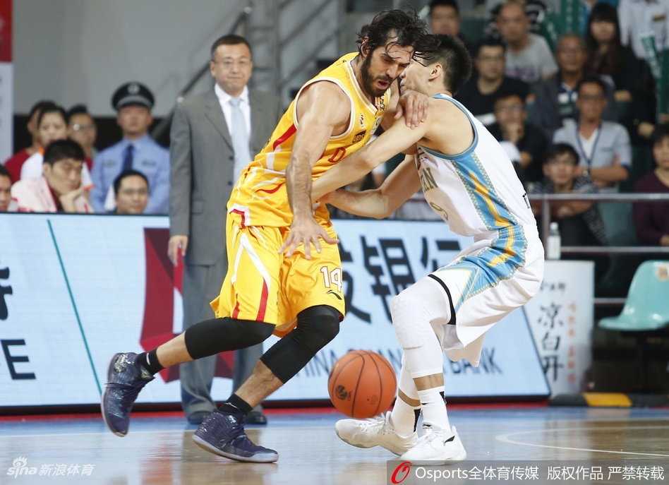 末节惊魂!福建主场遭同曦三分雨逆转,王哲林独木难支吞三连败 福建主帅范斌在场边焦急指挥,肢体语言丰富,试图通过呐喊唤醒场上队员低迷的士气