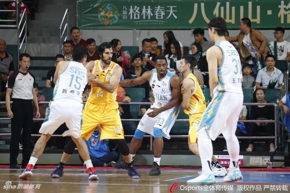 末节惊魂!福建主场遭同曦三分雨逆转,王哲林独木难支吞三连败 同曦外援希克森在福建内线双手暴扣,他狰狞的表情和隆起的肌肉宣告着客队反攻的号角已经吹响