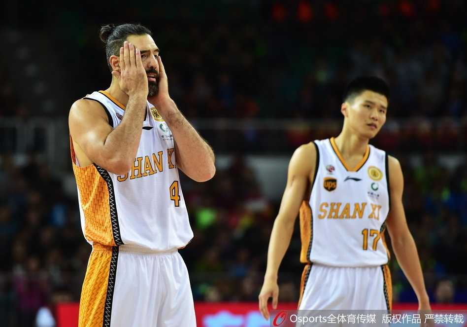 末节逆袭!北控客场掀翻山西 老马指挥若定詹宁斯42分黯淡收场 北控队兰多夫与山西队斯科拉在篮下肌肉碰撞,两人奋力拼抢篮板球,对抗激烈火花四溅。