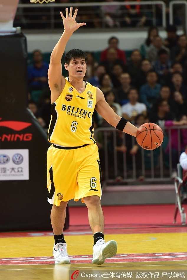 末节逆袭!北控客场掀翻山西 老马指挥若定詹宁斯42分黯淡收场 北控队小将许梦君底角接球出手三分,皮球应声入网,他握拳怒吼,成为球队逆转的最大功臣。