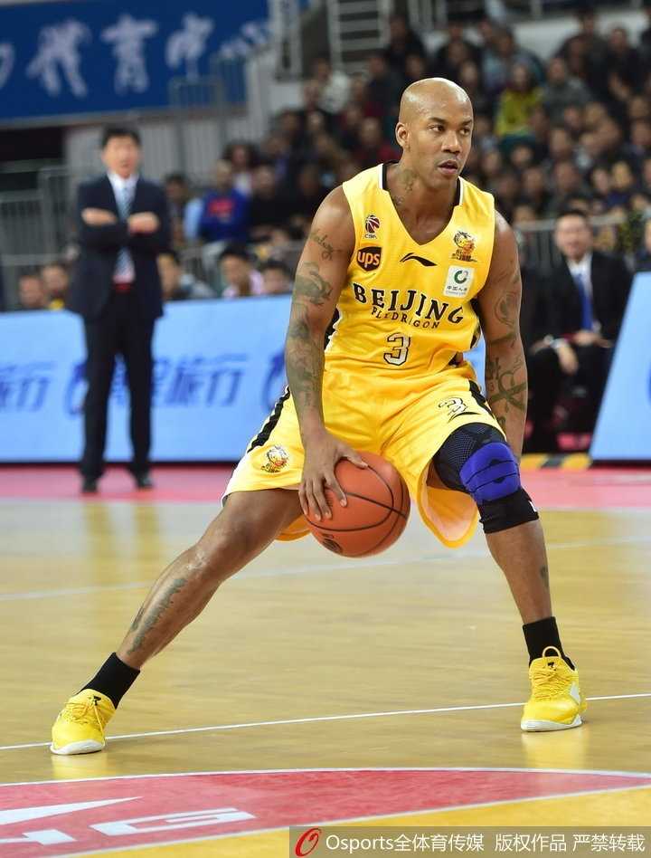 末节逆袭!北控客场掀翻山西 老马指挥若定詹宁斯42分黯淡收场 北控队员围成一团激情庆祝胜利,马布里与队友击掌相庆,这场客场逆转对他们意义非凡。