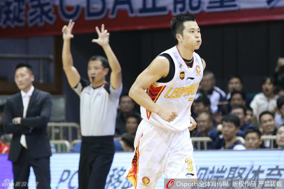 本土三分雨倾盆而下 孟铎十记三分射落山西富兰克林空砍三双 孟铎在三分线外高高跃起,出手瞬间全场屏息,皮球划出完美弧线直钻网心
