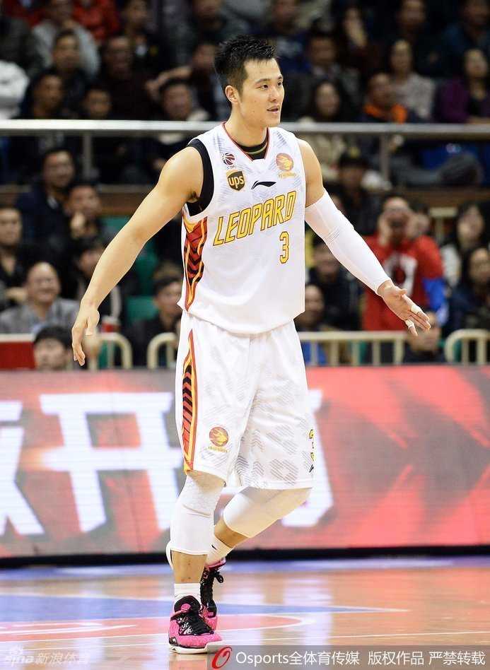 本土三分雨倾盆而下 孟铎十记三分射落山西富兰克林空砍三双 李慕豪如大鹏展翅般腾空而起,双手将球狠狠砸进篮筐,对手只能仰望叹息