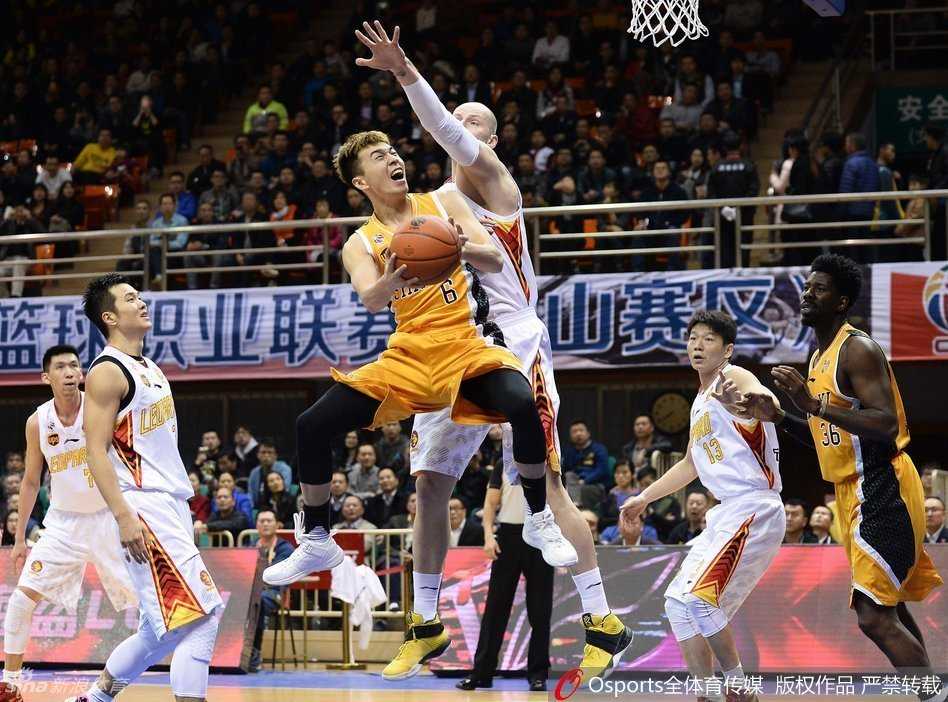 本土三分雨倾盆而下 孟铎十记三分射落山西富兰克林空砍三双 富兰克林在两人围堵的缝隙中强行突破,如同猎豹般杀向深圳腹地