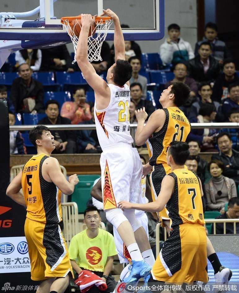 本土三分雨倾盆而下 孟铎十记三分射落山西富兰克林空砍三双 帕戈在人群中轻舒猿臂,一记精准抛投划破防守,篮球空心入网瞬间被捕捉