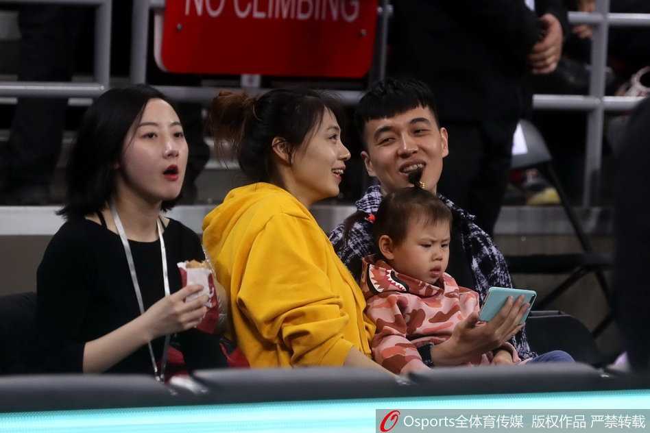 本土助攻王现身京沪生死战 曾令旭五棵松静观新东家对决 在五棵松热烈的氛围中,曾令旭神情专注地注视着场内局势,他深知自己即将在下个赛季踏上这片场地。