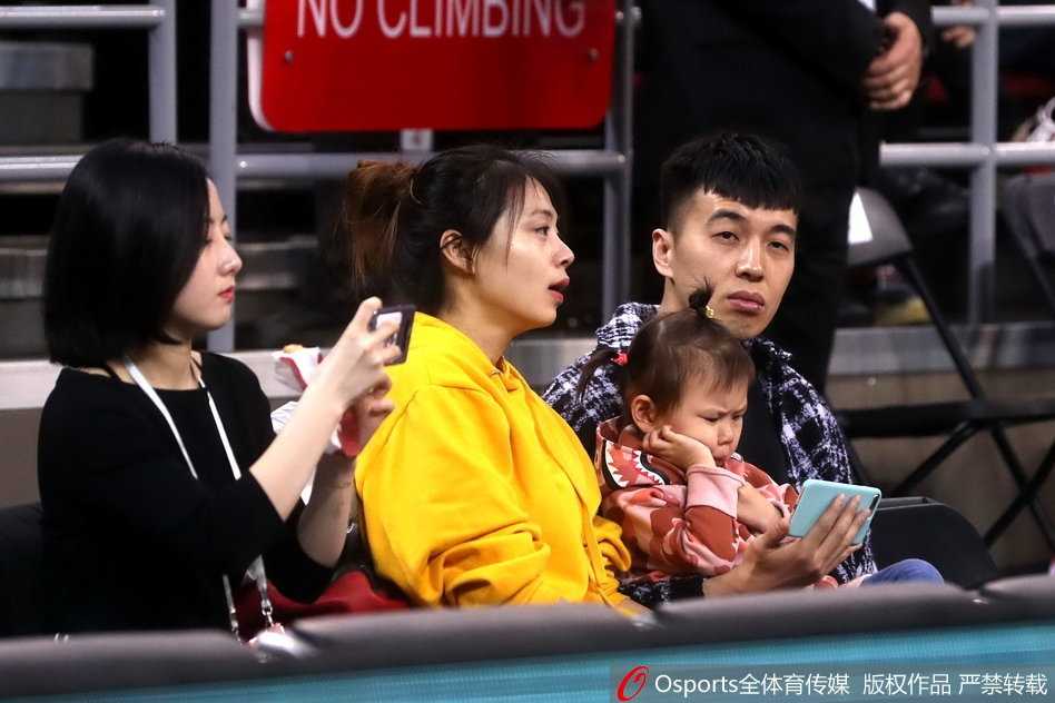 本土助攻王现身京沪生死战 曾令旭五棵松静观新东家对决 曾令旭侧身倾听友人交谈,脸上带着轻松的微笑,似乎对场上的高强度对抗并不感到意外。