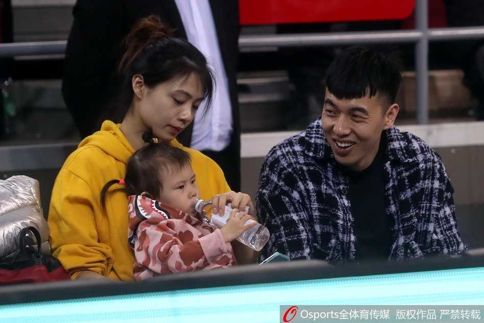 本土助攻王现身京沪生死战 曾令旭五棵松静观新东家对决 比赛间隙,曾令旭放松身体,与友人轻松交流,此刻的五棵松体育馆内,战斗的号角才刚刚吹响。