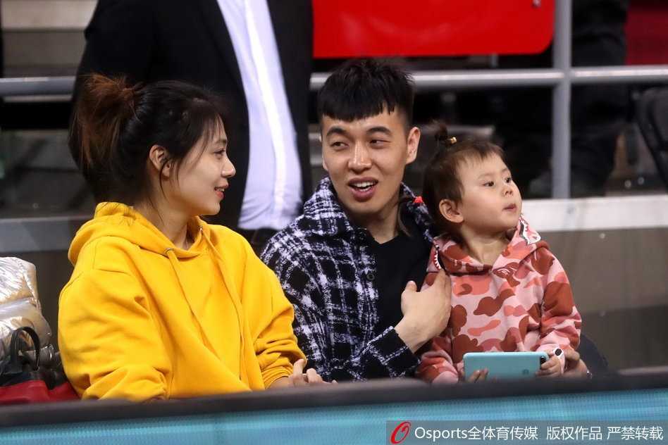 本土助攻王现身京沪生死战 曾令旭五棵松静观新东家对决 看台上的曾令旭陷入沉思,手中拿着证件,此刻的他更像一个冷静的观察者,分析着场上的一举一动。