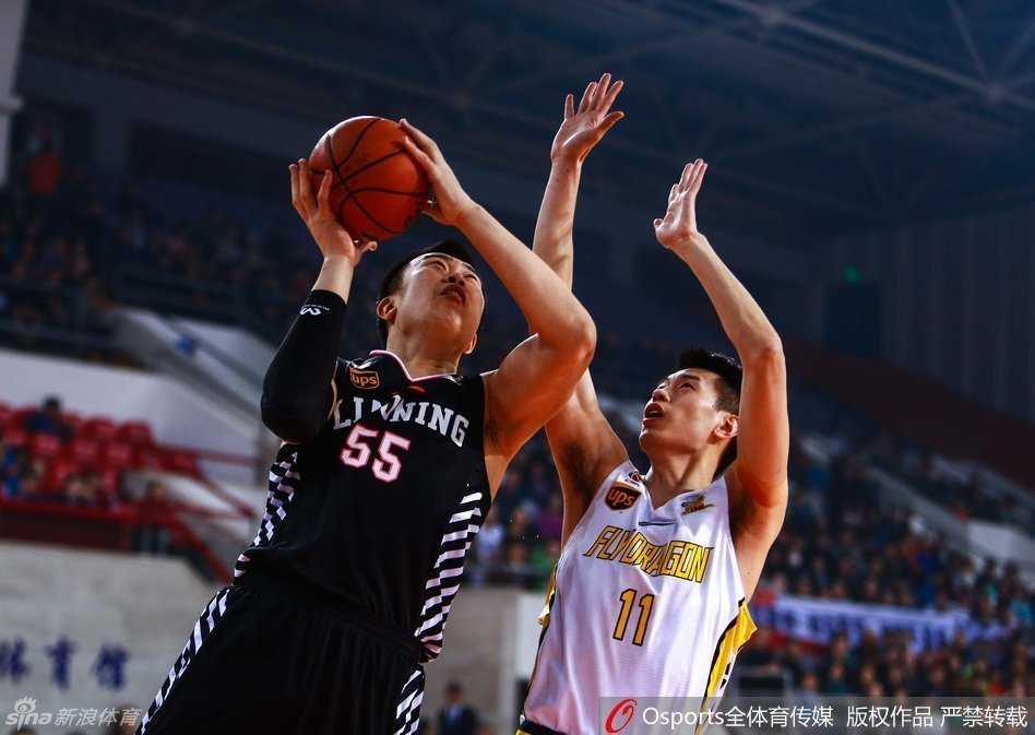 辽宁队主帅郭士强场边激情指挥，手势果断眼神如炬，力图帮助球队扭转场上局势。